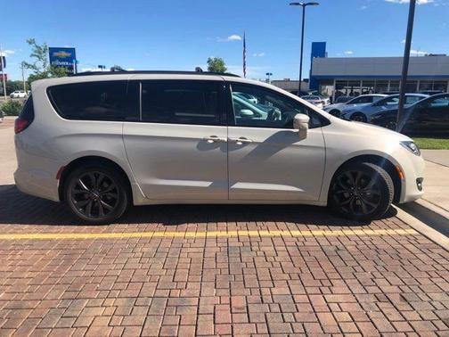 Luxury White Pearlcoat 2019 Chrysler Pacifica Limited
