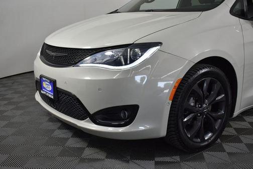 Luxury White Pearlcoat 2019 Chrysler Pacifica Limited