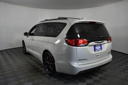 Luxury White Pearlcoat 2019 Chrysler Pacifica Limited