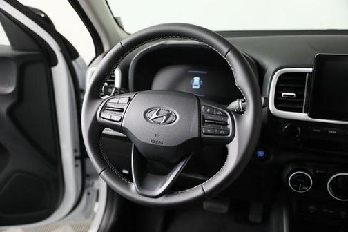 Lunar White w/Black Roof 2026 Hyundai VENUE SEL w/Two-Tone Roof