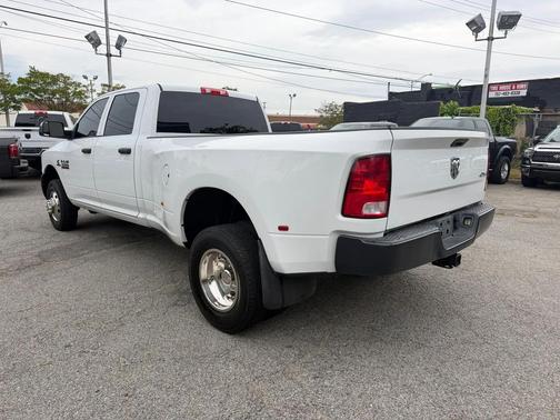 Bright White Clearcoat 2018 RAM 3500 Tradesman Crew Cab 4x4 8' Box