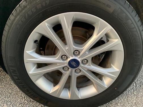 Photo 4 of 30 of 2018 Ford Escape SE