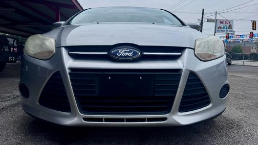 Silver 2013 Ford Focus SE