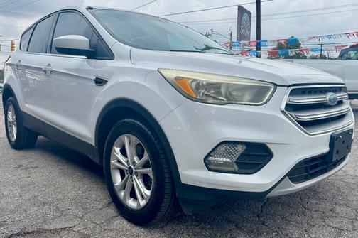 WHITE 2017 Ford Escape SE