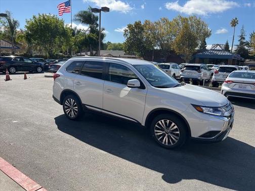 Photo 4 of 27 of 2020 Mitsubishi Outlander SEL