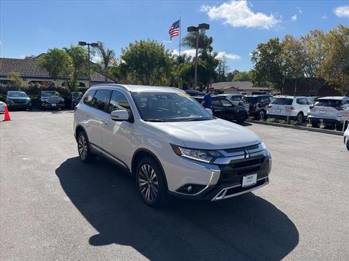 Photo 3 of 27 of 2020 Mitsubishi Outlander SEL
