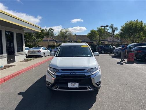 Photo 2 of 27 of 2020 Mitsubishi Outlander SEL