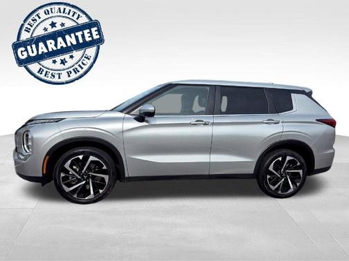Silver 2023 Mitsubishi Outlander SE
