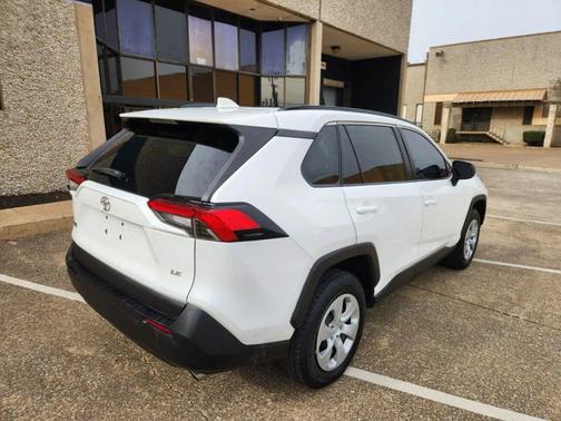 2020 Toyota RAV4 LE