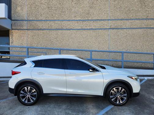 2018 INFINITI QX30 Premium