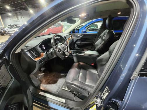 2024 Volvo XC60 B5 Plus Dark Theme