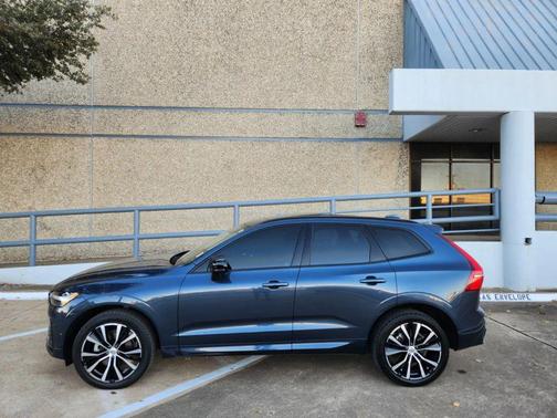 2024 Volvo XC60 B5 Plus Dark Theme