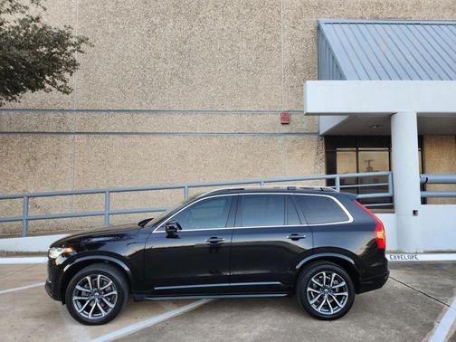2019 Volvo XC90 T6 Momentum