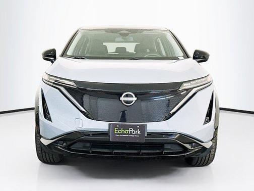 Boulder Gray Pearl/Black Diamond Pearl 2024 Nissan ARIYA ENGAGE