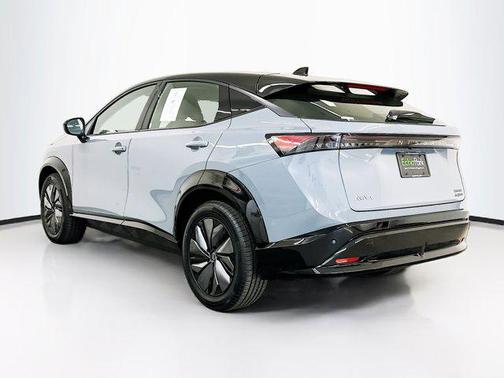 Boulder Gray Pearl/Black Diamond Pearl 2024 Nissan ARIYA ENGAGE