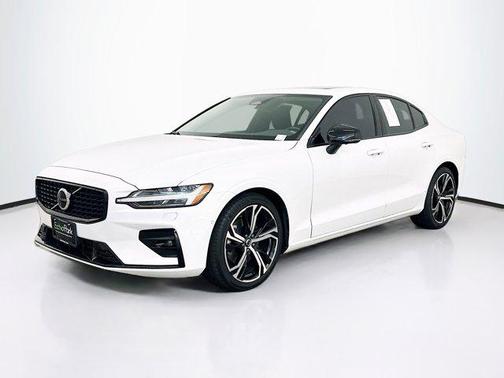 2024 Volvo S60 B5 Plus Dark Theme
