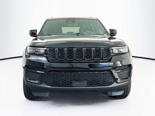 Diamond Black Crystal Pearlcoat 2025 Jeep Grand Cherokee Altitude