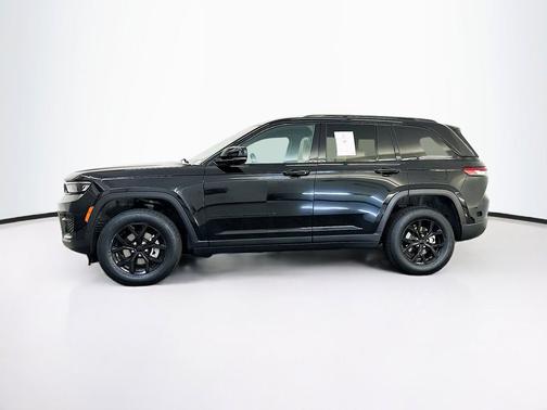 Diamond Black Crystal Pearlcoat 2025 Jeep Grand Cherokee Altitude