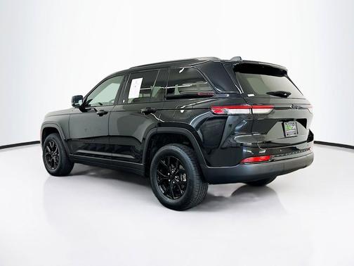 Diamond Black Crystal Pearlcoat 2025 Jeep Grand Cherokee Altitude