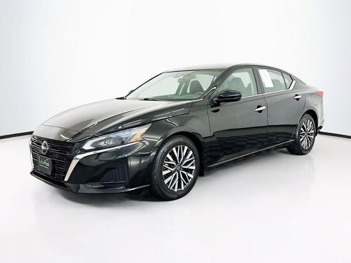 Super Black 2023 Nissan Altima 2.5 SV