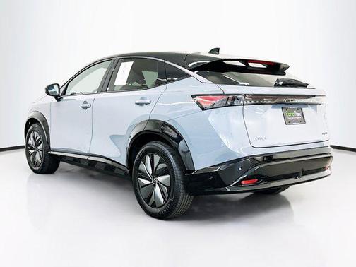 Boulder Gray Pearl/Black Diamond Pearl 2025 Nissan ARIYA ENGAGE