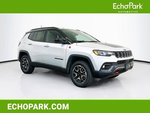 Silver Zynith Metallic Clearcoat 2025 Jeep Compass Trailhawk