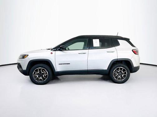 Silver Zynith Metallic Clearcoat 2025 Jeep Compass Trailhawk
