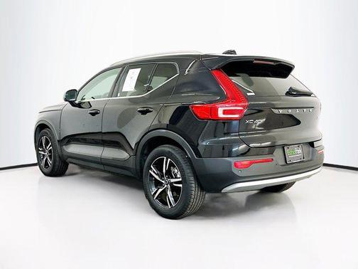 2025 Volvo XC40 B5 Core Bright Theme