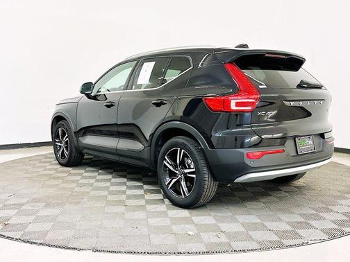 2025 Volvo XC40 B5 Core Bright Theme