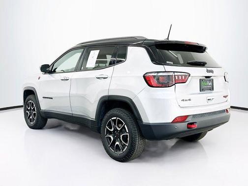 Silver Zynith Metallic Clearcoat 2025 Jeep Compass Trailhawk