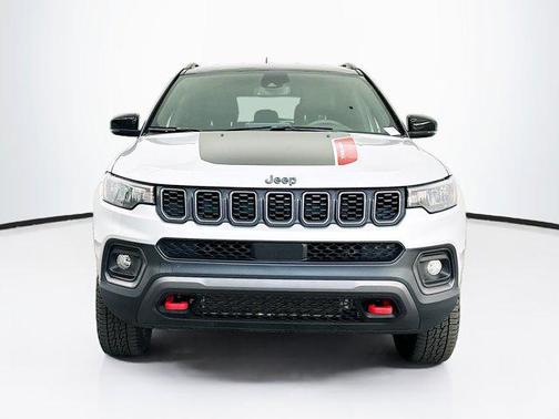 Silver Zynith Metallic Clearcoat 2025 Jeep Compass Trailhawk