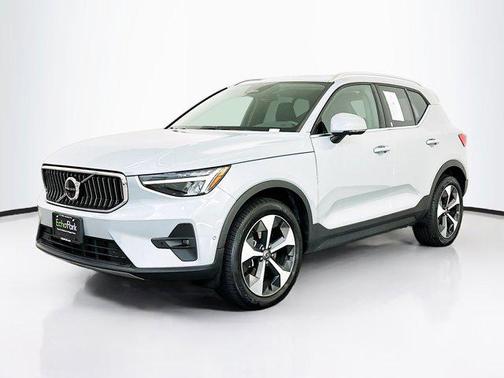 2025 Volvo XC40 B5 Plus Bright Theme