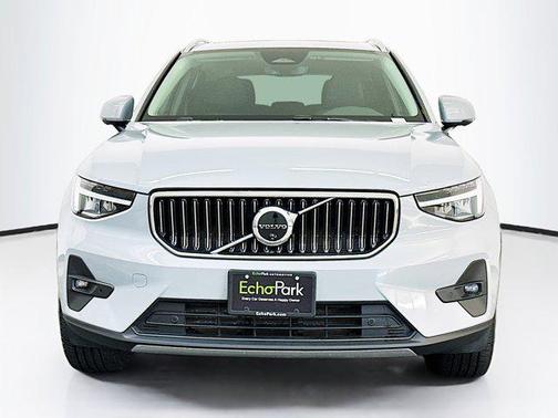 2025 Volvo XC40 B5 Plus Bright Theme