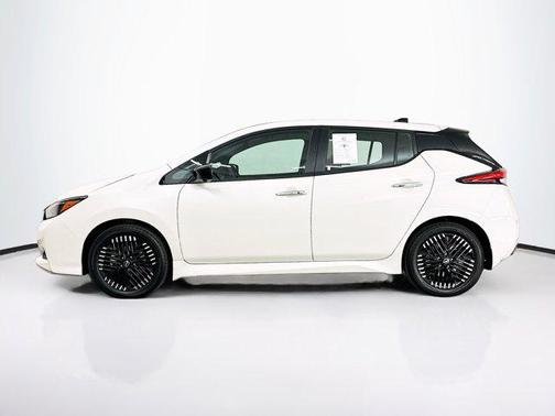 Super Black/Pearl White 2025 Nissan Leaf SV PLUS