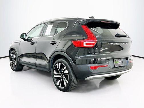 2025 Volvo XC40 B5 Plus Bright Theme