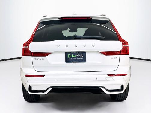 Crystal White Metallic 2025 Volvo XC60 B5 Core