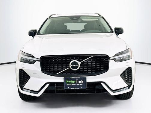 Crystal White Metallic 2025 Volvo XC60 B5 Core