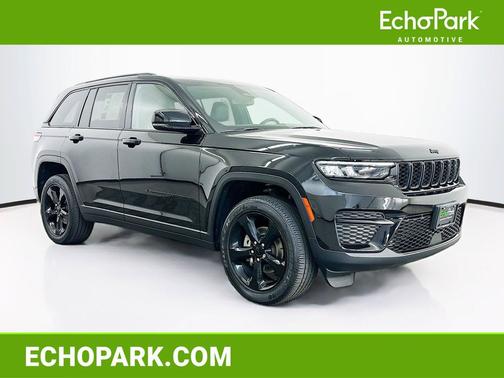 Diamond Black Crystal Pearlcoat 2023 Jeep Grand Cherokee Altitude