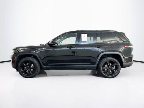 Diamond Black Crystal Pearlcoat 2023 Jeep Grand Cherokee Altitude