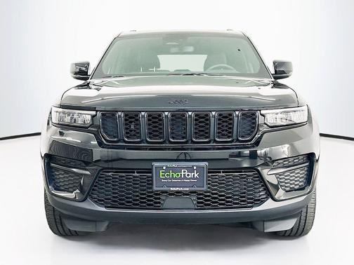 Diamond Black Crystal Pearlcoat 2023 Jeep Grand Cherokee Altitude