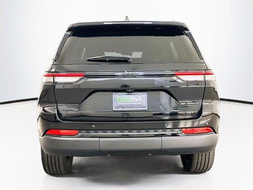 Diamond Black Crystal Pearlcoat 2023 Jeep Grand Cherokee Altitude