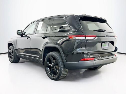 Diamond Black Crystal Pearlcoat 2023 Jeep Grand Cherokee Altitude