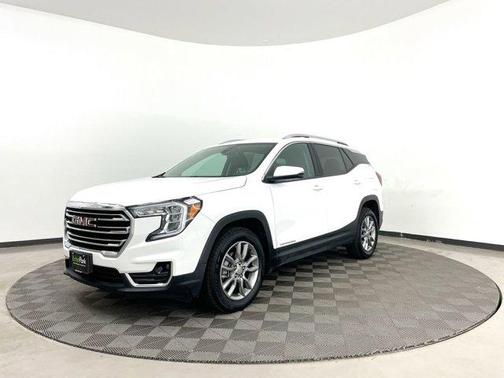Photo 3 of 38 of 2022 GMC Terrain SLT