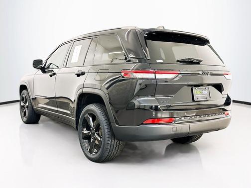Diamond Black Crystal Pearlcoat 2023 Jeep Grand Cherokee Limited