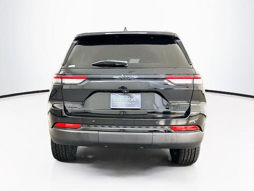 Diamond Black Crystal Pearlcoat 2023 Jeep Grand Cherokee Limited