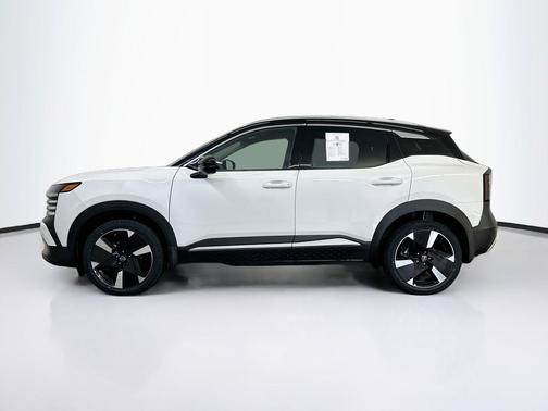 Aspen White Tricoat/Super Black 2025 Nissan Kicks SR