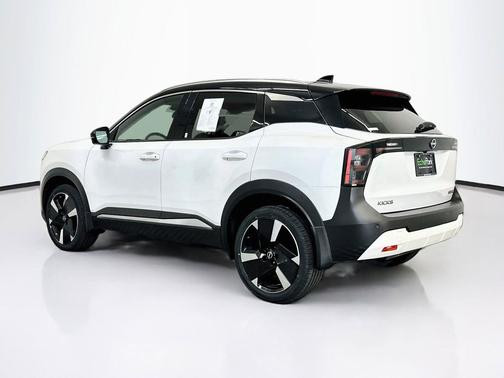 Aspen White Tricoat/Super Black 2025 Nissan Kicks SR