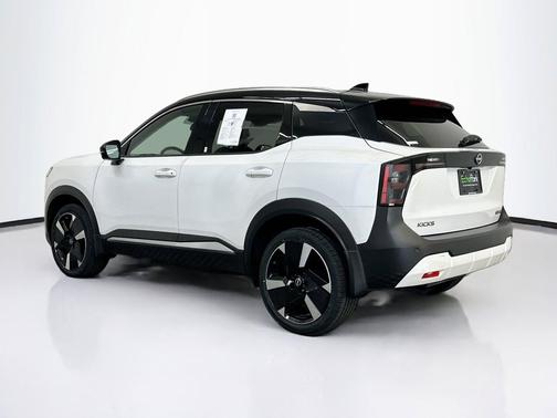 Aspen White Tricoat/Super Black 2025 Nissan Kicks SR