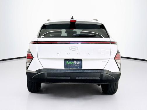 Atlas White 2025 Hyundai KONA SEL