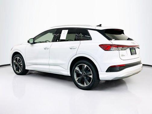 Glacier White Metallic 2022 Audi e-tron Premium